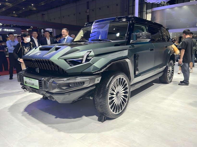 2025 Shanghai Auto Show: The Mengshi 917 Jiaolong Battle Armor Long - Edition z medovnimi razdaljami je cena 1,098 milijona juanov in je omejena na 199 enot.